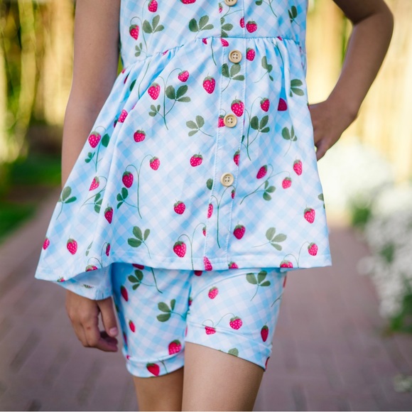 New!! Girls strawberry matching shorts set, strawberry tunic set, summer set - Picture 3 of 5